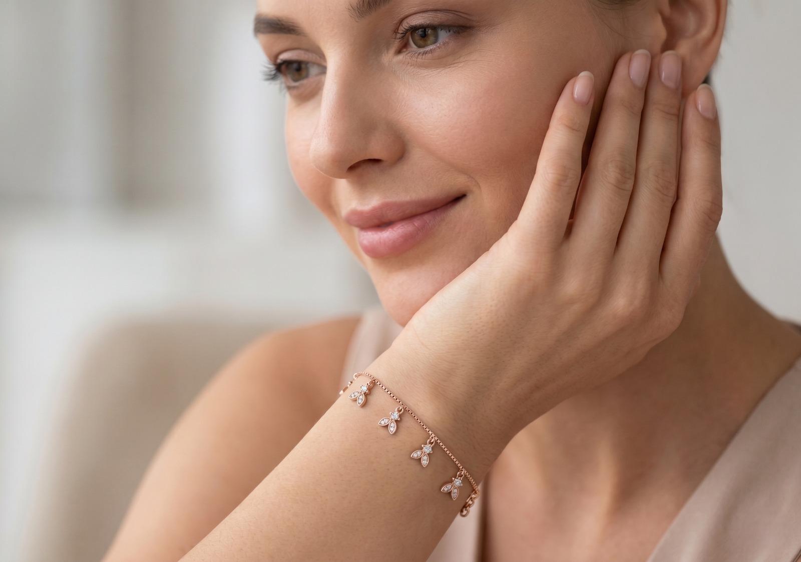 Leaf Dangle Bracelet , 5.5 Inch , Yellow Gold , 18 K